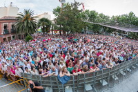 Público congregado en la plaza de la Constitución para ver el espectáculo de Carlos Vargas y Rosario Mohedano