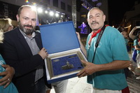 El concejal de Cultura, Pablo Martínez entrega el primer premio a los ganadores del Desfile de Carrozas