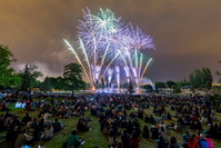 Espectáculo piromusical en el Lago del Sector 3.